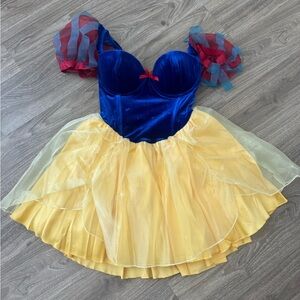 Dress Snow White for Halloween (cosplay)
